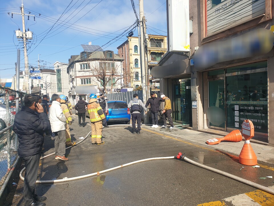 9일 오전 11시17분께 수원시 팔달구의 한 고시원에서 불이 나 60대 남성 2명이 화상을 입었다. (사진제공=경기도소방재난본부)
