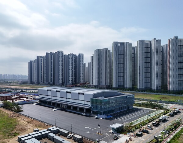 인천항만공사가 10일 해양수산부와 인천항 스마트 공동물류센터 개장식을 개최하고 본격적인 운영을 시작한다. 사진은 인천항 스마트 공동물류센터 전경. (사진제공=인천항만공사)