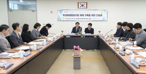 도성훈 인천시교육감은 9일 인천서부교육지원청에서 최교진 교육부 장관과 학생맞춤통합지원체계 구축을 위한 학교 현장 의견을 청취하고 지자체 협력 방안을 논의했다. (사진제공=인천시교육청)