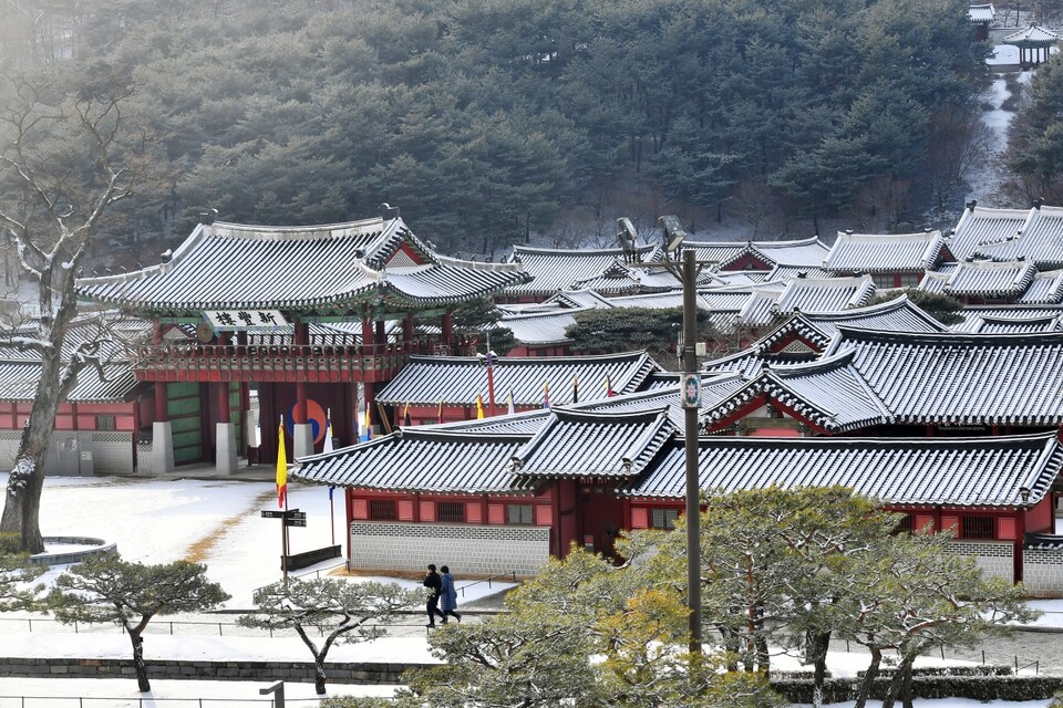 2026년 설 명절 연휴 기간 중 매일 운영하는 수원화성행궁의 설경. (사진제공=수원시)