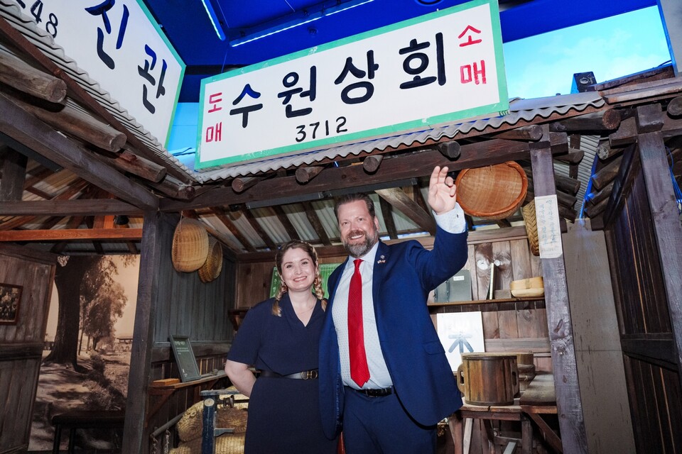 수원박물관에서 외국인들이 1960년대 수원을 재현한 전시물을 배경으로 사진을 찍고 있다. (사진제공=수원시)