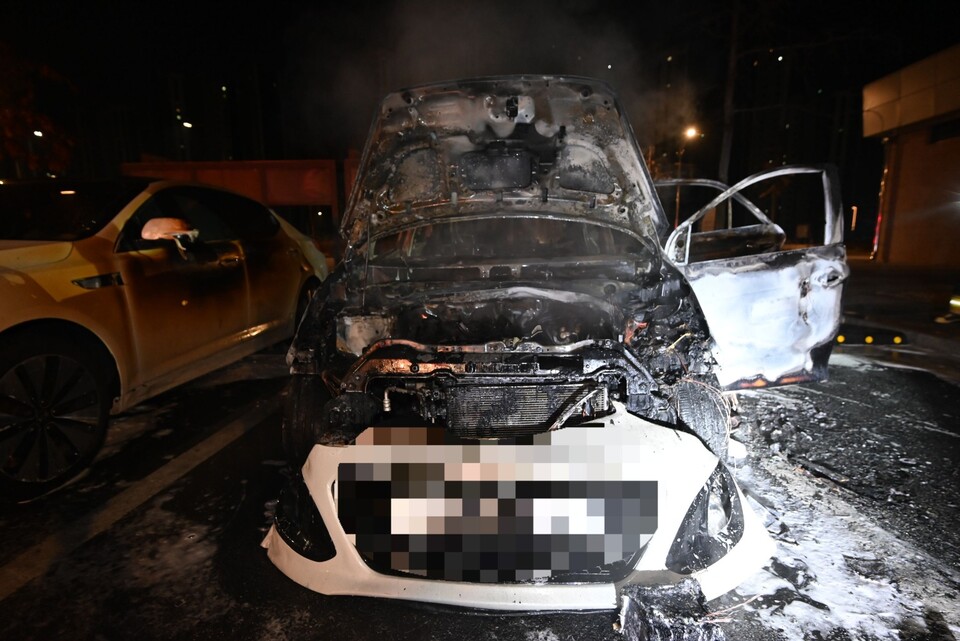 9일 오후 11시56분께 오산시 내삼미동 미니어처빌리지 주차장에 주차돼 있던 차량에서 불이 났다. 인명피해는 발생하지 않았다. (사진제공=경기도소방재난본부)