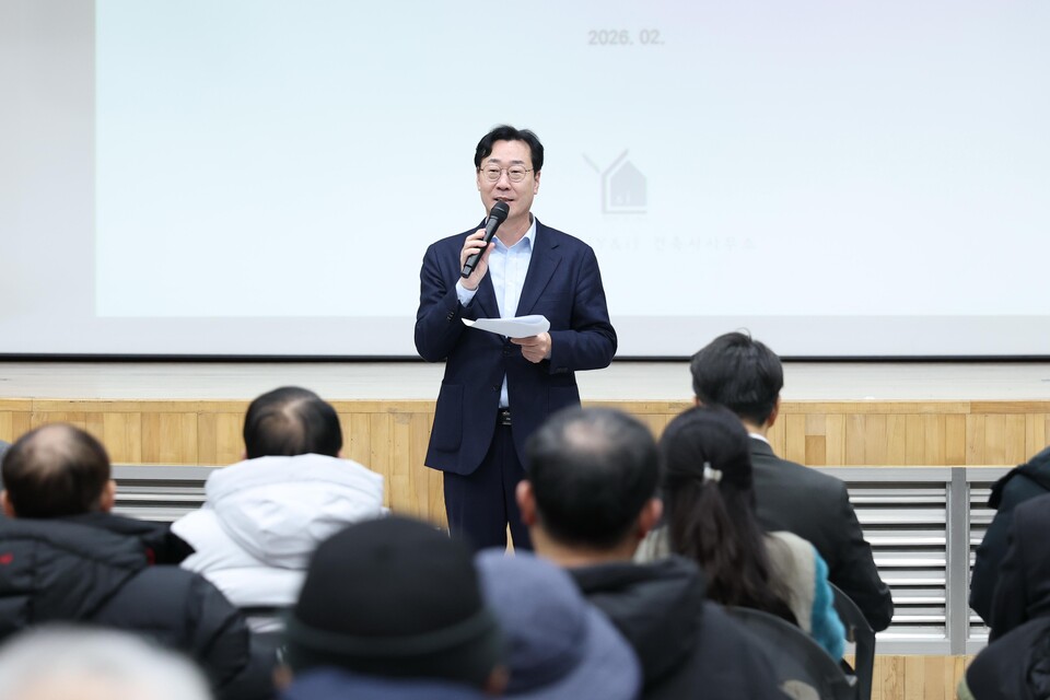 정명근 화성특례시장이 ‘동부 반다비체육센터 건립’ 주민설명회에서 인사말을 하고 있다. (사진제공=화성시)
