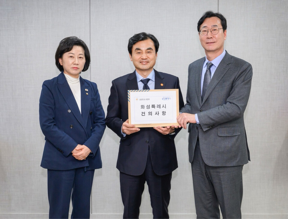 화성특례시가 11일 서울 용산구 국방부장관실에서 안규백 국방부 장관을 면담하고, 106만 화성시민의 염원을 담아 수원군공항 예비이전후보지 화옹지구 지정 철회와 사업 전면 재검토를 요구하는 건의문을 전달했다. 사진 왼쪽부터 송옥주 의원, 안규백 장관, 정명근 시장. (사진제공=화성시)