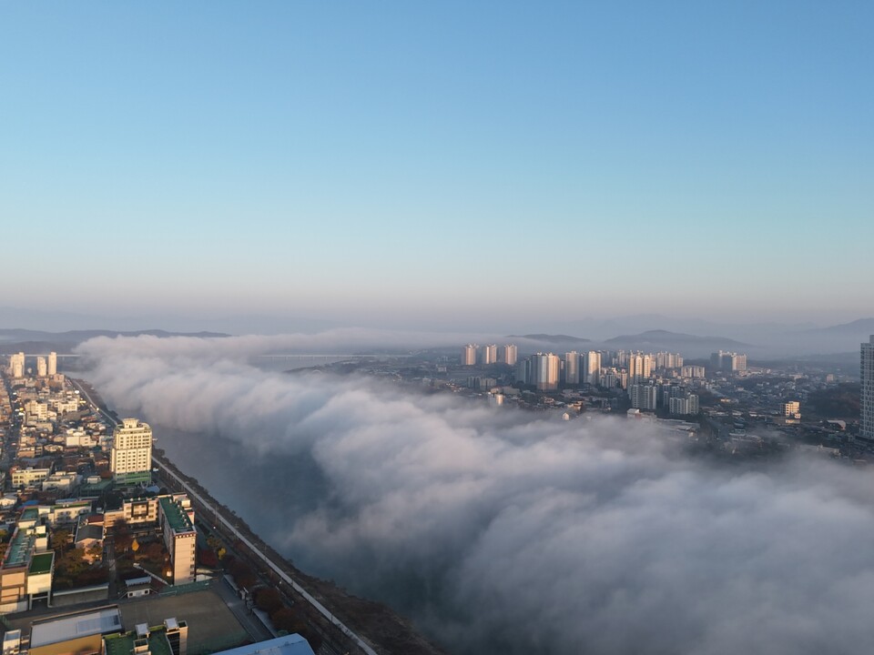 12일 오전 7시40분께 여주 남한강에 물안개가 길게 뻗은 물줄기 따라 자욱이 피어올랐다. (사진=김광섭 기자)