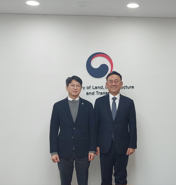 지난 11일 이충우 여주시장은 홍지선 국토교통부 제2차관을 만나 여주~원주 복선전철사업 구간 내 강천역 신설의 필요성을 설명하고 건의서를 전달했다. (사진제공=여주시)
