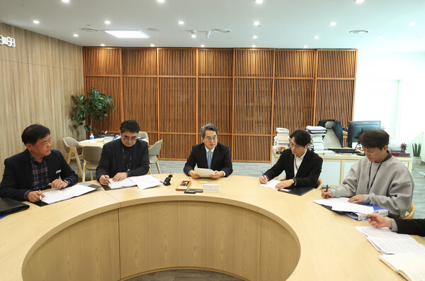 12일 오후 김동연 경기도지사가 특사경담당자등 도실무진과 함께 부동산 투기 및 담합 특별대책회의를 하고있다. (사진제공=경기도)