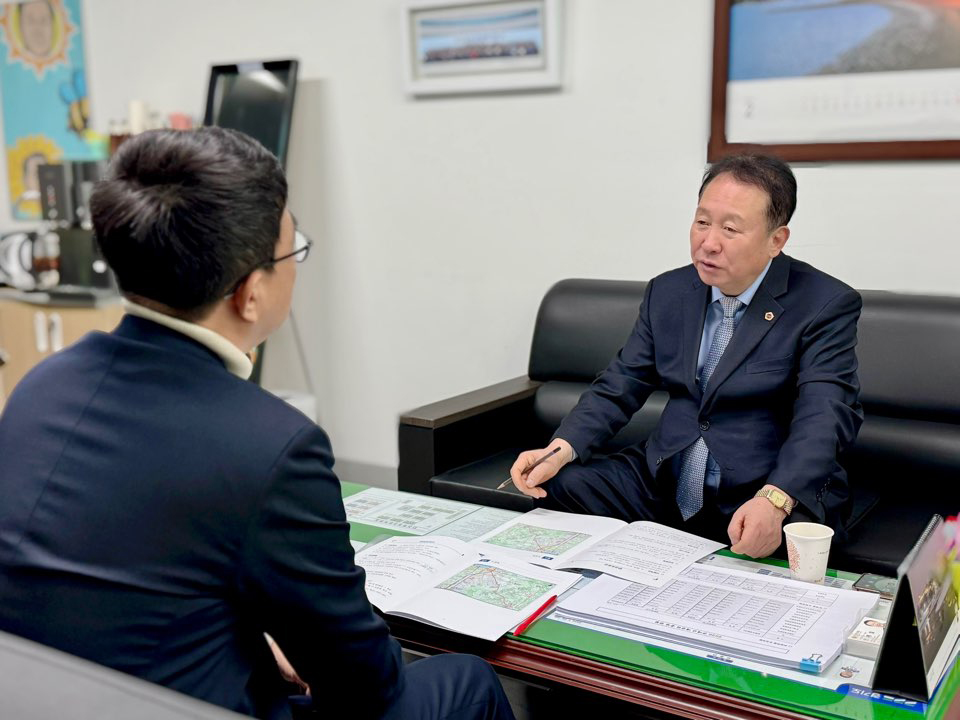 경기도의회 예산결산특별위원회 안계일 의원이 12일 추대운 경기도 철도항만물류국장과 정담회를 갖고, 성남 분당 지역을 포함한 주요 철도 현안과 추진 상황에 대해 의견을 나눴다. (사진제공=경기도의회)