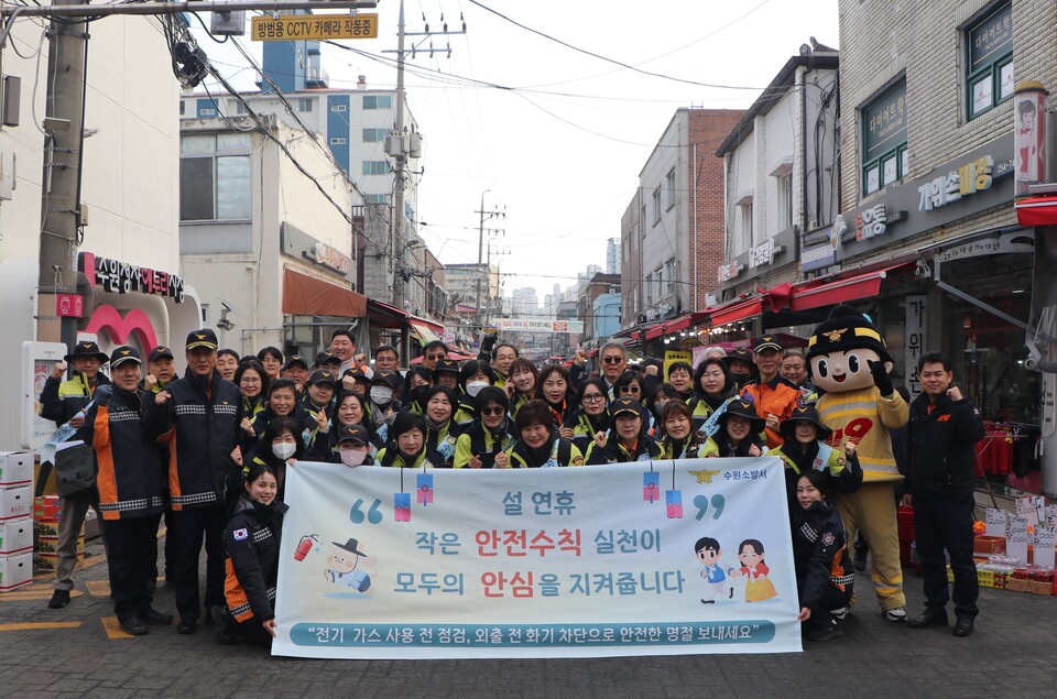 수원소방서가 12일 오후 2시 수원 정자시장에서 ‘2026년 설 연휴 대비 전통시장 화재예방 캠페인’을 실시하고 있다. (사진제공=수원소방서)