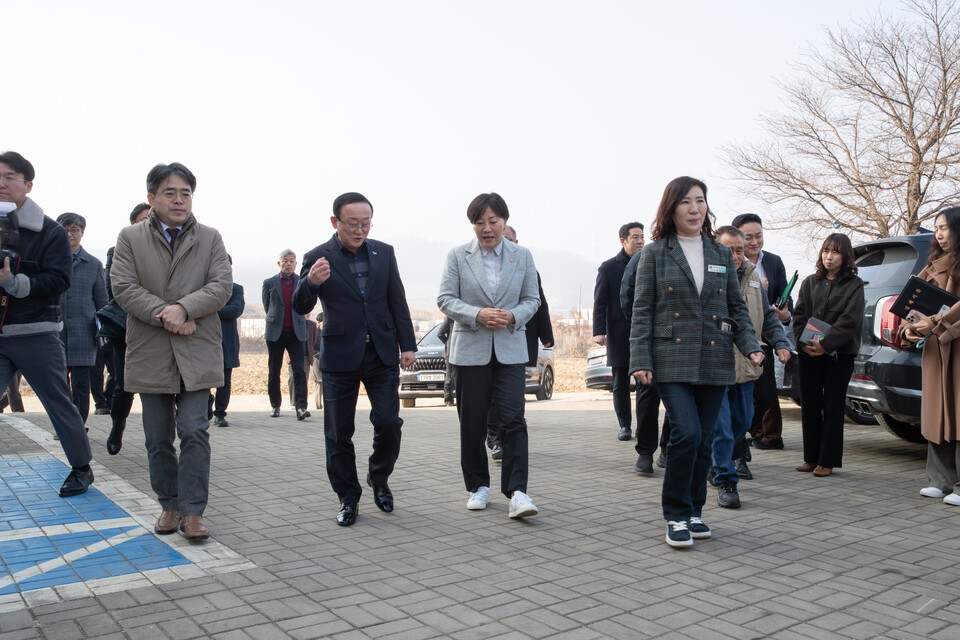 연천군이 지난 12일 농림축산식품부 장관이 연천군 청산면 푸르내마을을 방문한 자리에서 DMZ 민간인통제보호구역을 활용한 헴프 대량 재배 및 산업화를 위한 ‘노지 스마트 농업 육성지구’ 지정을 공식 건의했다. (사진제공=연천군)