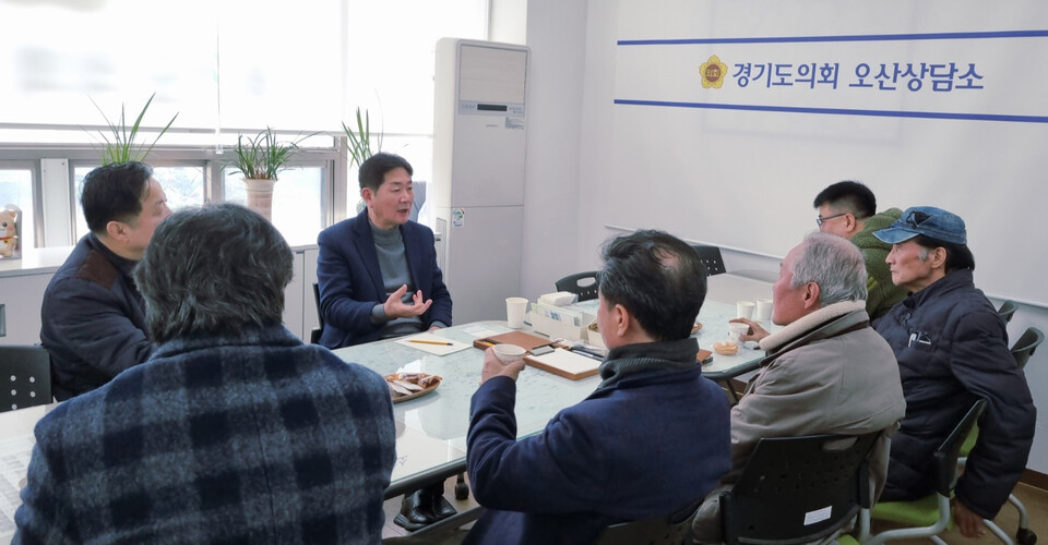 경기도의회 조용호 의원이 13일 도의회 오산상담소에서 경기도영화인협회 관계자들과 ‘영화예술과 영화인 지원 확대를 위한 정담회’를 열고 현장의 애로사항을 청취했다. (사진제공=경기도의회)