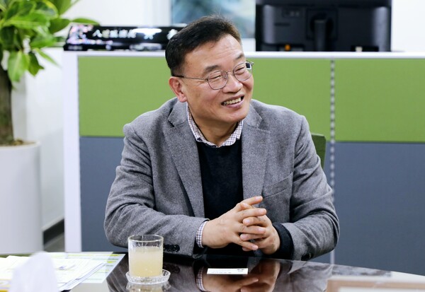 팔달구는 행정복지센터 신축과 행궁동 상생 정책을 통해 수원의 상징적 중심지 위상을 강화하며 생활권 재편과 지속 가능한 지역 활성화에 나선다. 13일 중앙신문과 인터뷰하는 황규돈 팔달구청장. (사진제공=팔달구)