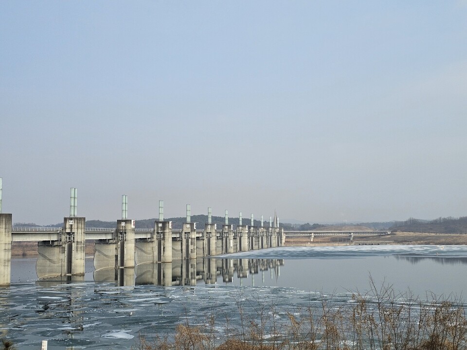 14일 토요일 수도권(인천, 경기 등) 지역은 오전까지 짙은 안개가 끼는 곳이 있겠고, 일부 지역에서는 낮까지 비가 내리거나 빗방울이 떨어지겠다. 하늘은 대체로 흐리겠다. (사진=중앙신문 DB)