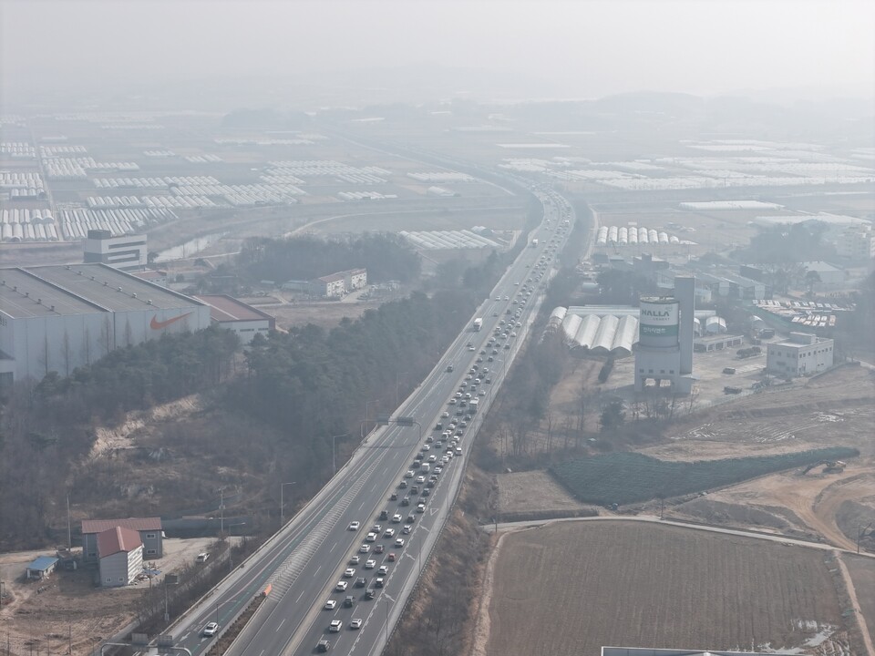 설 연휴 첫날인 14일 오후 2시10분께 중부고속도로와 영동고속도로가 만나는 호법분기점을 지나는 차량들이 구간별로 속도를 내지 못하며 정체를 보이고 있다. 사진은 대전방향 정체 모습. (사진=김광섭 기자)