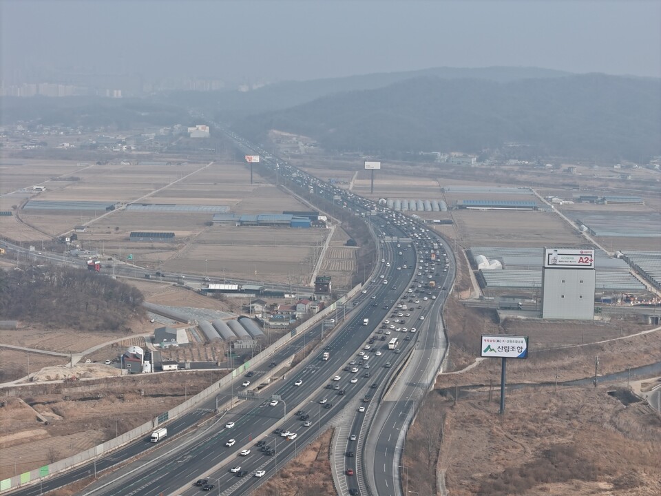 설 연휴 첫날인 14일 오후 2시10분께 중부고속도로와 만나는 호법분기점 일대 강릉방면 차량들이 구간별로 속도를 내지 못하며 밀리고 있다. (사진=김광섭 기자)