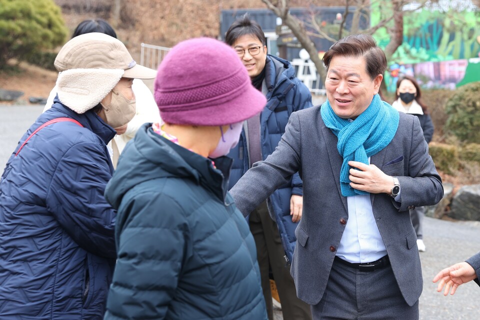 박승원 광명시장이 설 연휴 첫날인 14일 광명동굴을 찾은 관광객들과 인사를 나누고 있다. (사진제공=광명시)