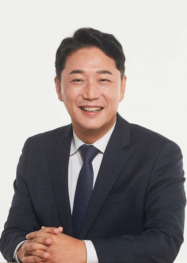 진석범 화성특례시장 출마예정자는 중앙신문과의 인터뷰에서 "교통·안전·환경·돌봄·권역 격차 해결하고 불통행정 끝내 시민 삶 바꿀 것"이라며 출마 이유를 밝혔다. (사진제공=진석범 캠프)