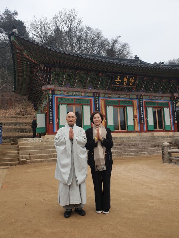 유은혜 예비후보가 봉선사를 방문해 주지 호산스님과 함께 하고 있다. (사진제공=유은혜 캠프)