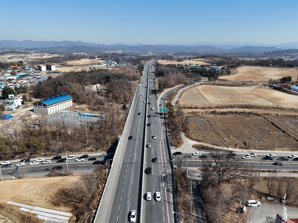 17일 오후 1시20분께 여주IC 인근 영동고속도로 양방향 차량이 원활한 흐름을 보이고 있다. (사진=김광섭 기자)