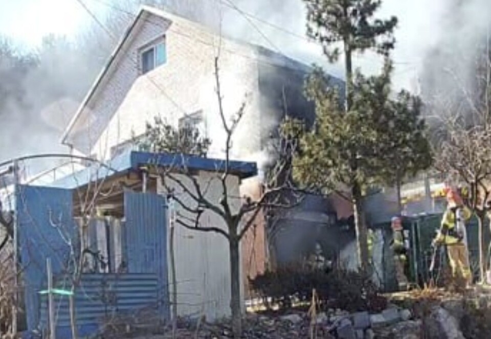 설날인 17일 오후 3시31분께 양평군 지평면의 한 단독주택에서 불이 나 거주자인 60대 남성이 안면부 1도 화상을 입는 등 경상을 입었으며, 3명은 스스로 대피했다. (사진제공=경기도소방재난본부)