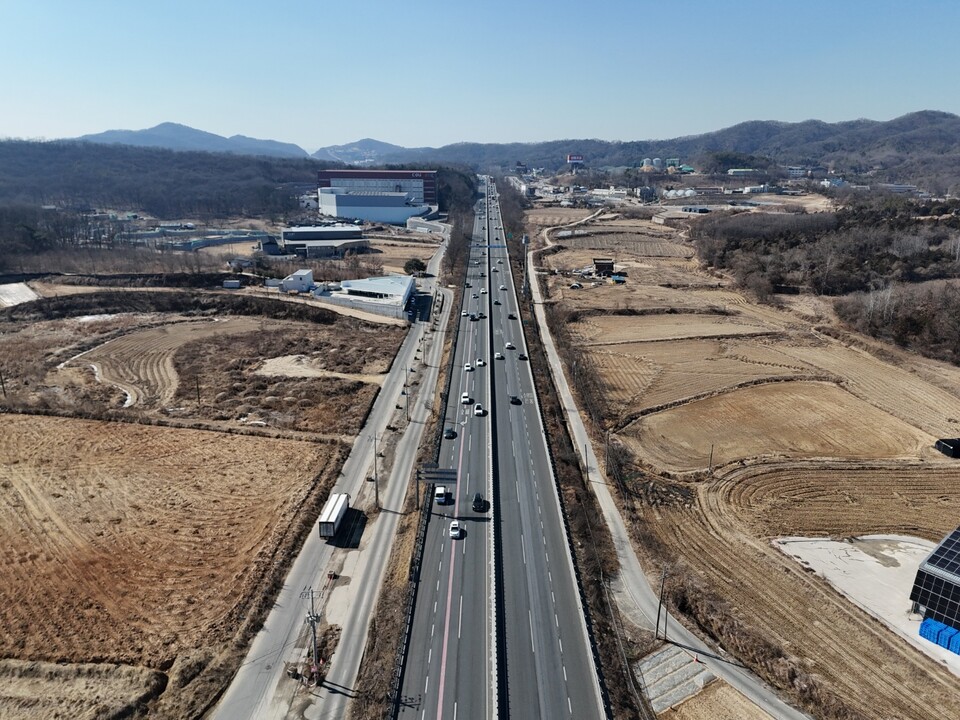 설 연휴 마지막날인 18일 귀경(지방→수도권) 방향 정체가 집중될 전망이다. 한국도로공사는 이날 전국 예상 교통량을 485만대로, 수도권에서 지방으로 35만대, 지방에서 수도권으로 49만대가 이동할 것으로 내다봤다. 사진은 17일 오후 1시20분께 영동고속도로 여주IC 인근. (사진=김광섭 기자)