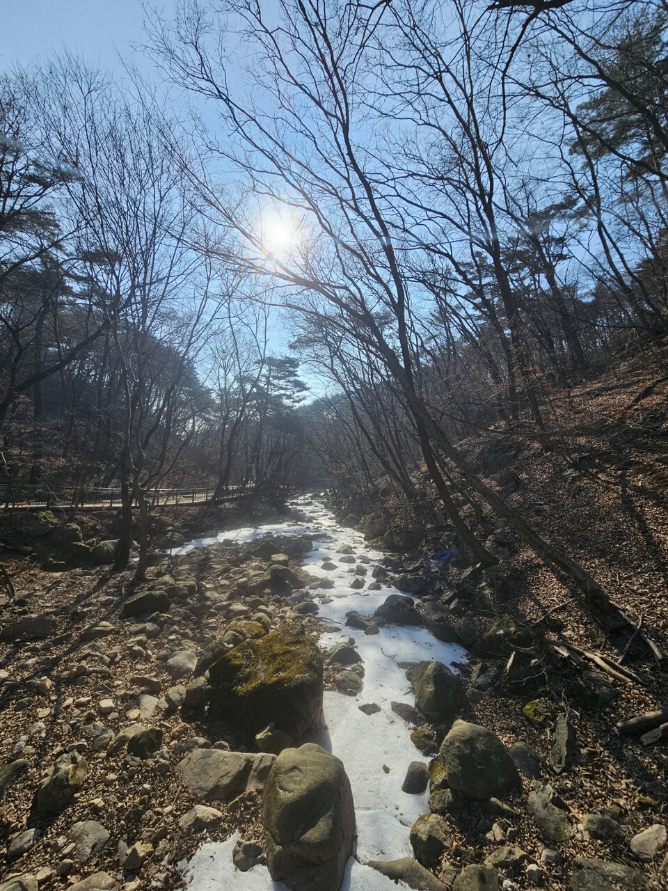 절기상 우수를 하루 앞둔 18일 오전 10시25분께 양평군 용문사 오르는 길 옆 계곡이 두껍게 얼어 있다. (사진=이건구 기자)