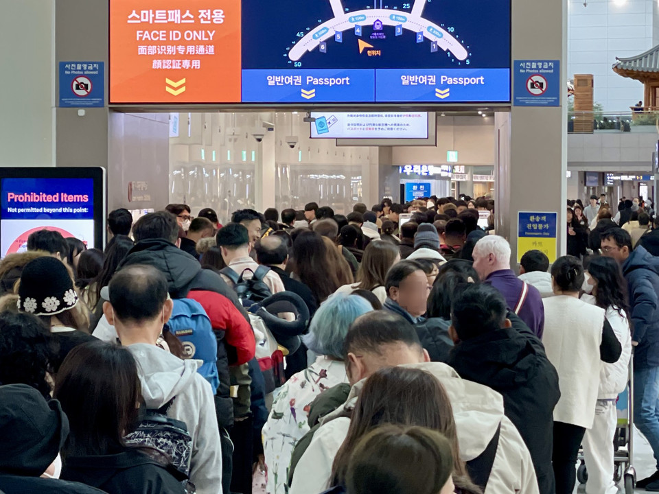 6일 낮 12시38분께 인천공항 1터미널 스마트패스 전용출국장에 많은 여행객들이 줄을 서서 자신의 차례를 기다리고 있다. (사진=김상현 기자)