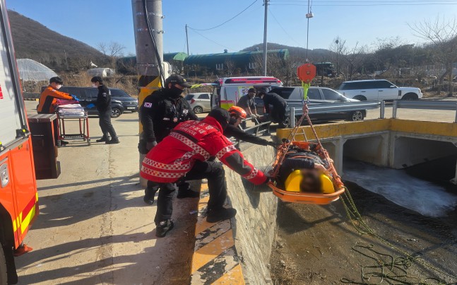 인천시 남동구 장수동에서 자전거를 타던 운전자가 농수로로 추락하는 사고가 발생해 구조됐다. (사진제공=남동소방서)