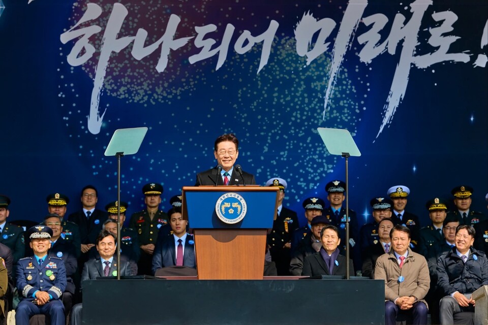 이재명 대통령이 20일 신임 국군 장교 임관을 축하하며 “어떠한 상황에서도 주권자인 국민만을 바라보는 ‘국민의 충직한 리더’로 성장해 달라”고 밝혔다. (사진=이재명 대통령 페이스북)