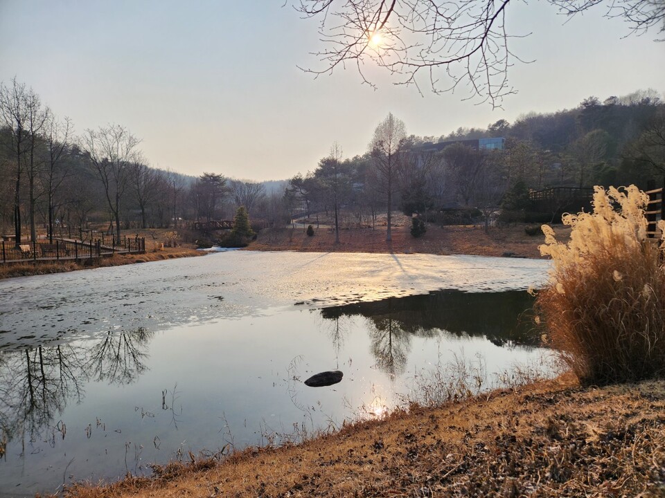 21일 토요일 수도권 지역은 낮 기온이 크게 오르며 포근하겠으나, 오후부터 강한 바람이 불고 해상 물결이 높아지겠다. 사진은 20일 오후 여주 황학산 호수. (사진=김광섭 기자)