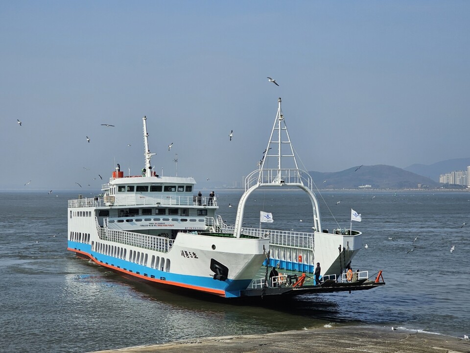 21일 오전 10시50분께 인천 중구 월미도 선착장에서 영종도로 향하는 11시 출발 세종5호가 출항하고 있다. (사진=남용우 선임기자)