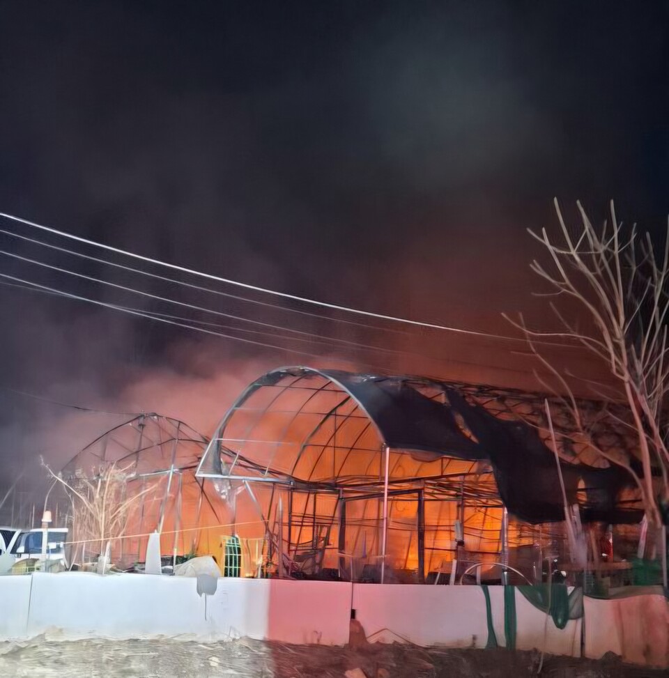 21일 오후 9시30분께 광명시 노온사동 동창골 일대 비닐하우스에서 불이 나 인근 산으로 번졌다. 이 화재로 80대 남성이 안면부 1도 화상을 입어 경상을 입었다. (사진제공=경기도소방재난본부)