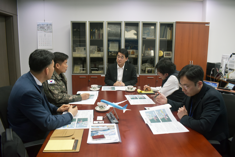 지난 20일 배준영 의원이 해군기지발전과 면담하는 모습. (사진=배준영 의원 페이스북)