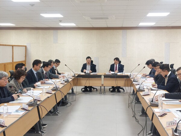 23일 시청 공감회의실에서 하병필 행정부시장과 신재경 글로벌도시정무부시장의 공동 주재로 국비 확보 보고회를 열고 신규사업과 계속사업에 대한 추진 전략을 점검했다. (사진제공=인천시)