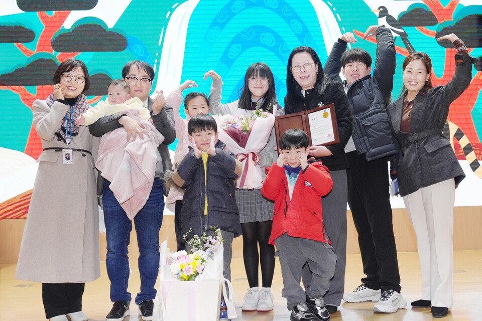 지난 2월2일 수원시 2월의 만남 행사에서 ‘출생 친화 분위기 조성 유공 표창’을 받은 시민 6남매 엄마 이혜련씨(오른쪽 세 번째) 가족과 수원시 관계자가 기념촬영을 하고 있다. (사진제공=수원시)
