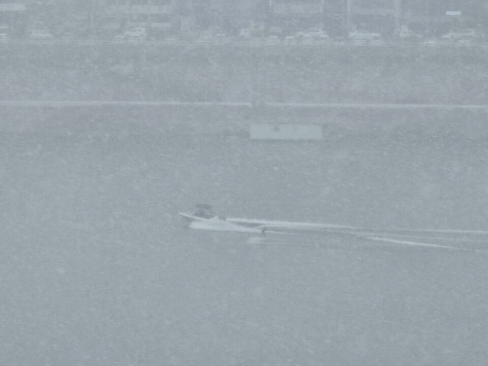 24일 낮 12시20분께 남한강에 눈이 내리는 가운데 한 시민이 춘설(春雪)을 가르며 수상스키를 타고 있다. (사진=김광섭 기자)