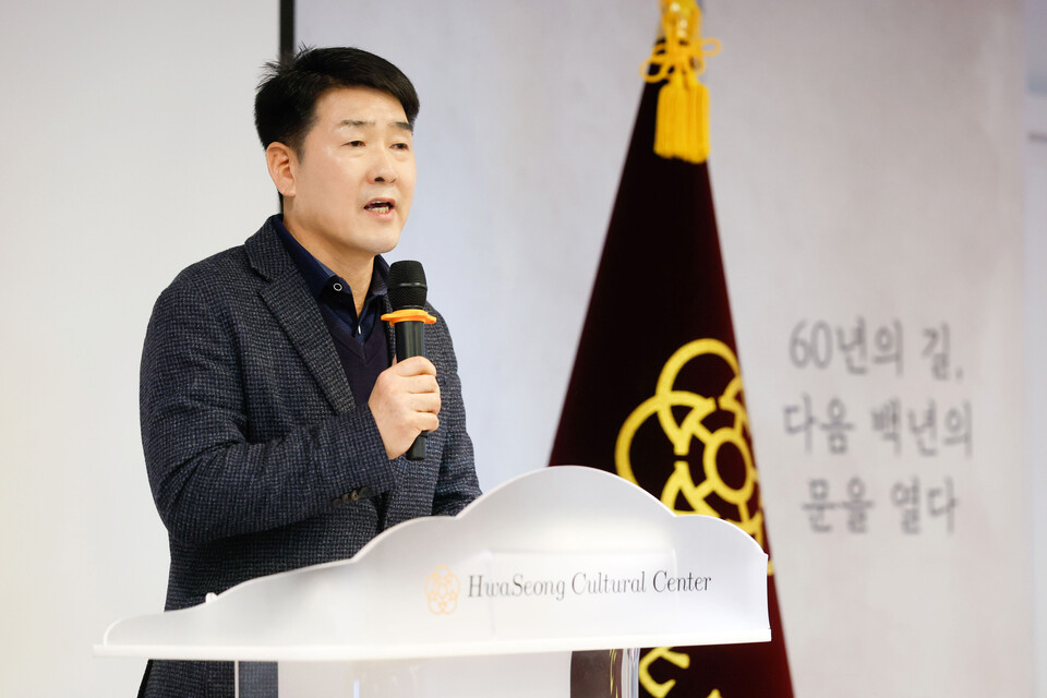 화성특례시의회가 24일 컨벤션 더 힐에서 열린 ‘화성문화원 60년사’ 출간 기념회에 참석해, 화성 문화 기록의 성과를 시민들과 함께 축하했다. (사진제공=화성시의회)