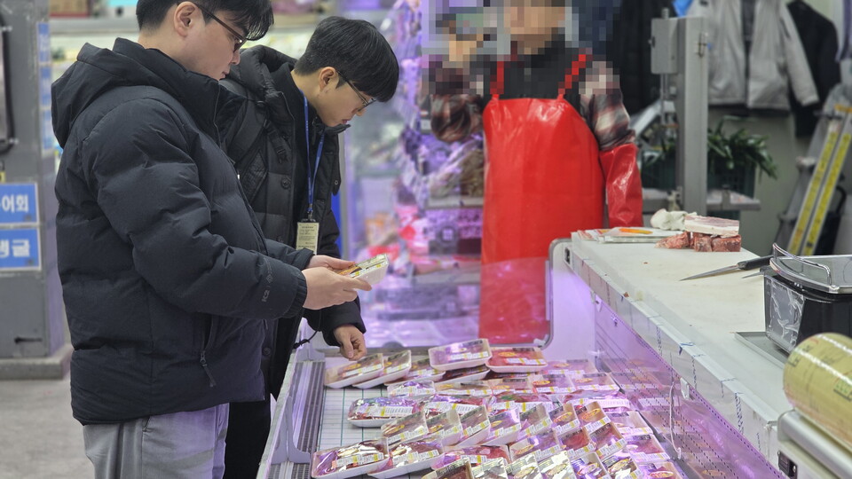 설 명절을 앞두고 실시한 농식품 원산지 표시 일제 점검에서 위반 사례가 적발됐다. 경기도 김포의 한 식품제조업체는 수입산 밀가루로 만든 간편조리식품(떡꼬치)을 판매하면서 원산지를 표시하지 않아 적발됐다. (사진제공=국립농산물품질관리원)