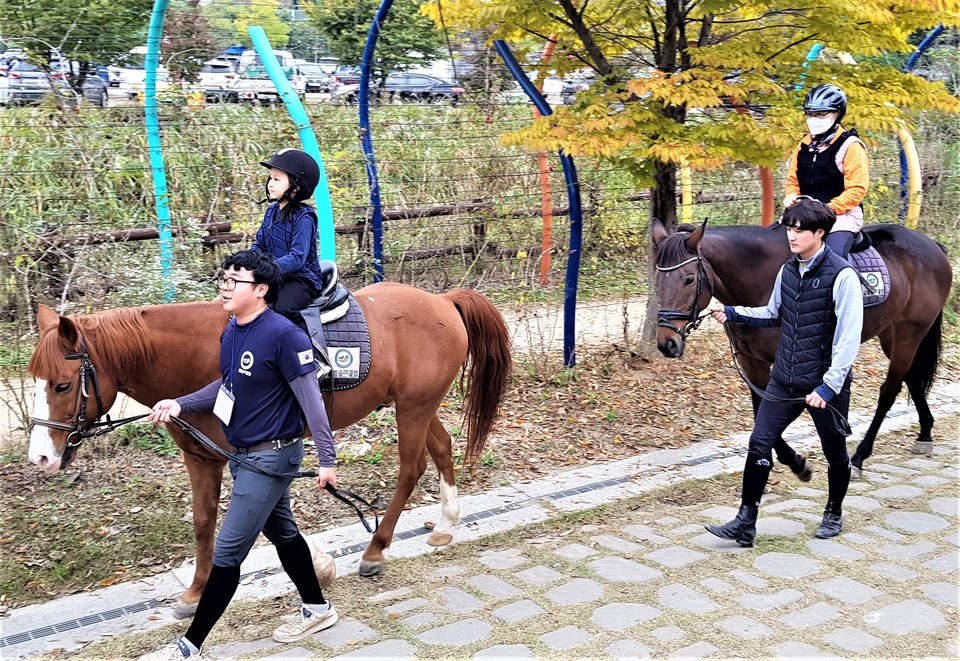 승마체험을 하고 있는 어린이들. (사진=송석원 기자)