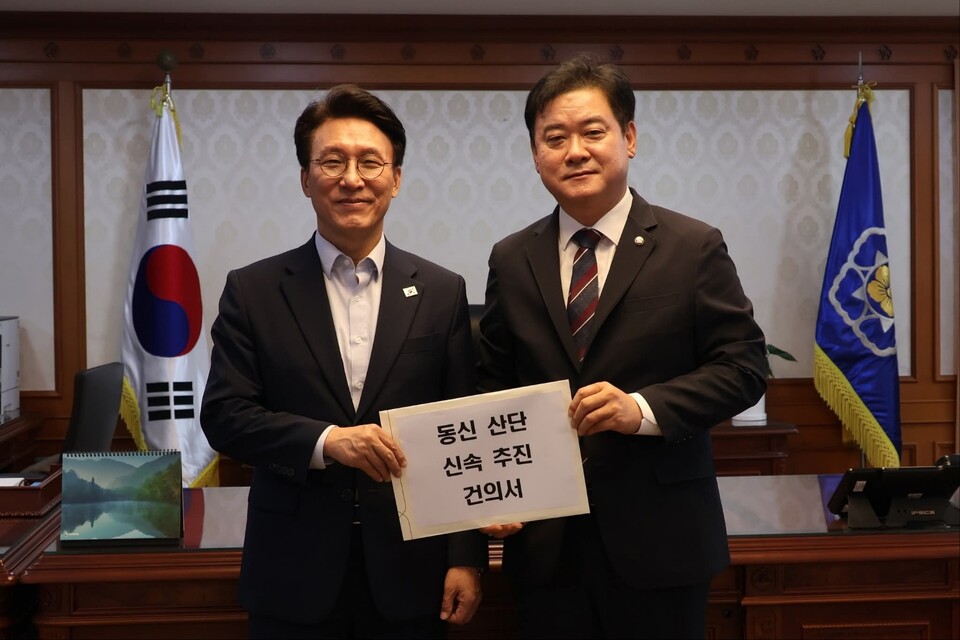 윤종군 국회의원(경기 안성시·더불어민주당)이 안성 동신일반산업단지의 농업진흥지역 해제(조건부 승인) 확정을 알리며 그동안의 협의 과정을 공개했다. (사진=윤종군 의원 페이스북)