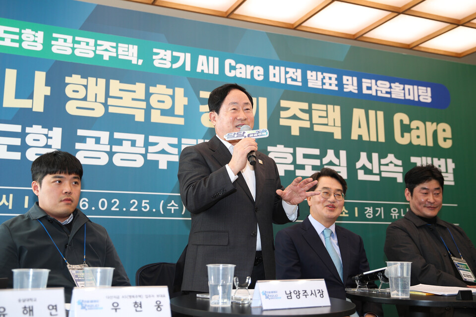 남양주시가 25일 다산동 경기유니티 커뮤니티에서 열린 김동연 경기도지사의 민생현장방문 ‘달달버스 시즌2’ 타운홀미팅에 참석해 지역 현안을 논의하고 3기 신도시 입주에 대비한 핵심 교통대책의 조속한 추진을 건의했다. (사진제공=남양주시)