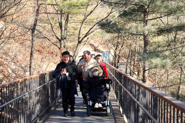 인천 남동구가 만수산 일원에 총연장 5.141km 규모의 ‘도롱뇽마을 무장애나눔길’을 완성하며 전국 최장 산림형 무장애길을 조성했다. (사진제공=남동구)