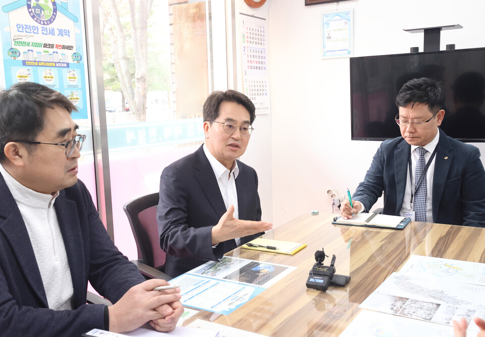 김동연 경기도지사가 26일 하남시 공인중개사사무소를 찾아 집값담합 피해 상황을 청취하고 공인중개사들을 격려하고 있다. (사진제공=경기)