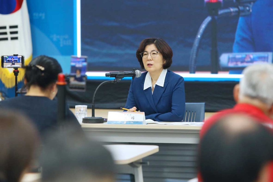 김보라 안성시장이 2일 본청 4층 대회의실에서 민선8기 출범 2주년 언론 간담회를 주재하고 있다. (사진제공=안성시청)