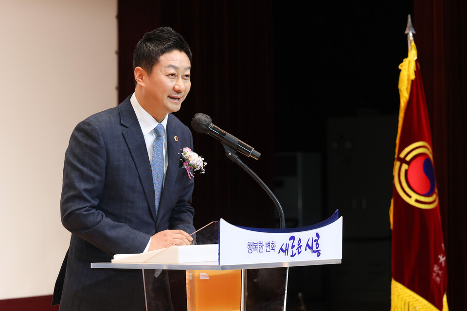 김진경 경기도의회 의장이 27일 시흥시청 늠내홀에서 열린 대한노인회 시흥시지회 제37회 정기총회에 참석, 어르신들의 삶의 질을 높이는 ‘사람 중심’ 의정 활동에 대한 의지를 피력했다. (사진제공=경기도의회)