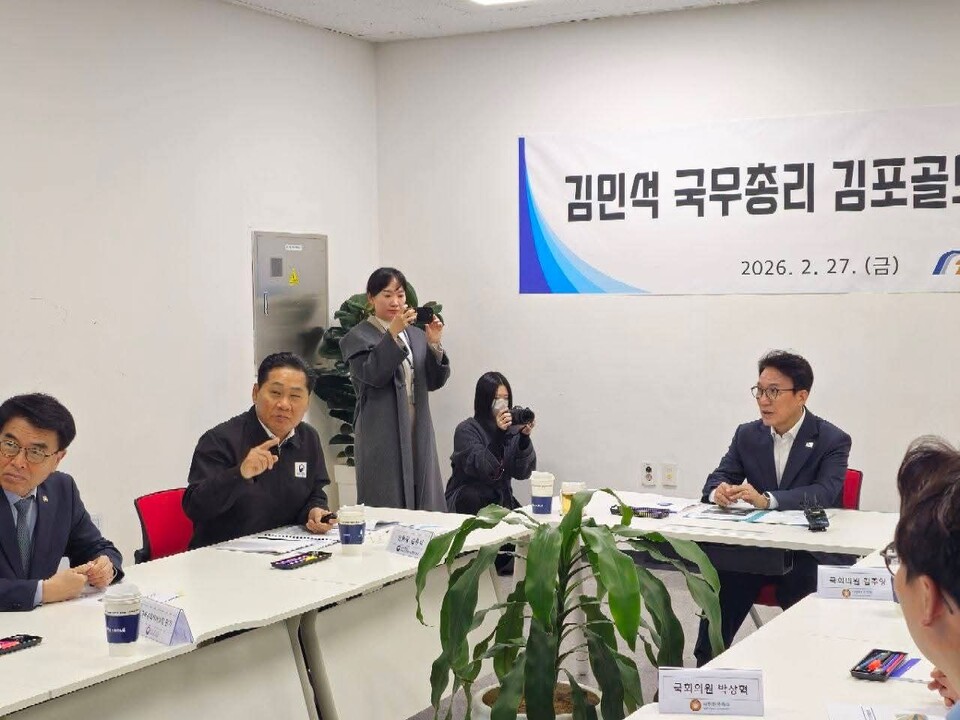 김민석 국무총리가 27일 오전 김포골드라인 출근길 현장을 찾아 혼잡 상황과 안전관리 실태를 점검했다. 이날 점검에는 김병수 김포시장과 김용석 대광위원장, 지역 국회의원과 관계 부처 인사들이 함께했다. (사진=김용석 대광위원장 페이스북)