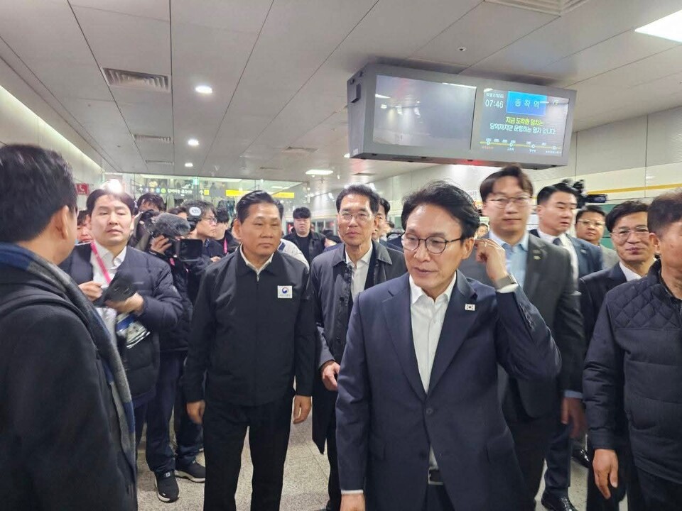 김민석 국무총리가 27일 오전 김포골드라인 출근길 현장을 찾아 혼잡 상황과 안전관리 실태를 점검했다. 이날 점검에는 김병수 김포시장과 김용석 대광위원장, 지역 국회의원과 관계 부처 인사들이 함께했다. (사진=김용석 대광위원장 페이스북)