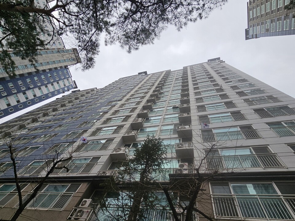 107주년 3·1절인 1일 오후 1시께 경기도의 한 아파트 단지. 100여 세대로 보이는 이 건물 외벽에 태극기가 게양된 가구는 두 곳에 그쳤다.  (사진=김상현 기자)