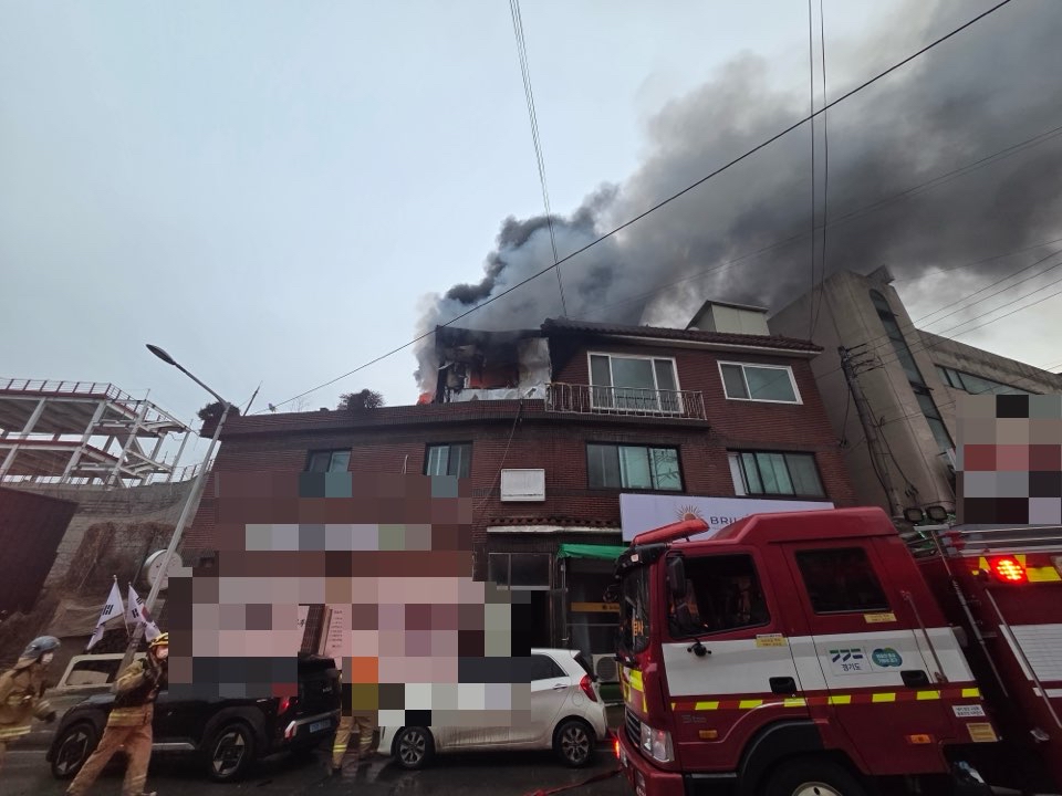 여주시 금사면의 한 다가구주택에서 불이 나 70대 부부가 구조됐다.(사진제공=경기도소방재난본부)