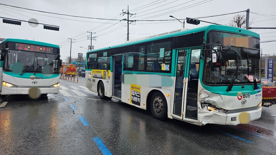 2일 오전 11시 20분께 구리시 교문동에서 버스와 승용차가 충돌하는 사고가 발생했다. 이 사고로 승용차 탑승자 3명이 경상을 입어 병원으로 이송됐다. (사진제공=경기도소방재난본부)